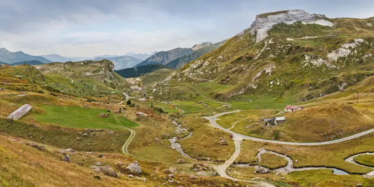 Straße des Alpenpass Cormet de Roselend über die Hochebene mit Bächen und Tarentaiser Rinder 