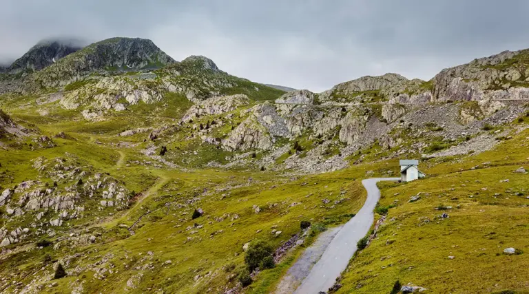 Straße durch die wild-romantische Landschaft an der Südostrampe des Col de la Croix de Fer