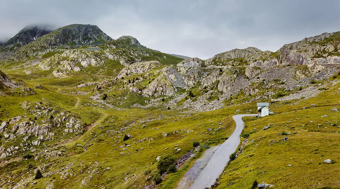 Straße durch die wild-romantische Landschaft an der Südostrampe des Col de la Croix de Fer