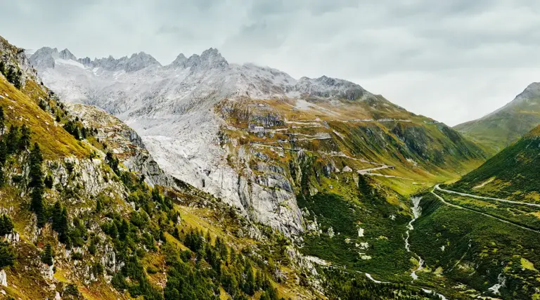 Berglandschaft auf der Westseite des Furkapass in herbstlicher Färbung an einem bedeckten Tag