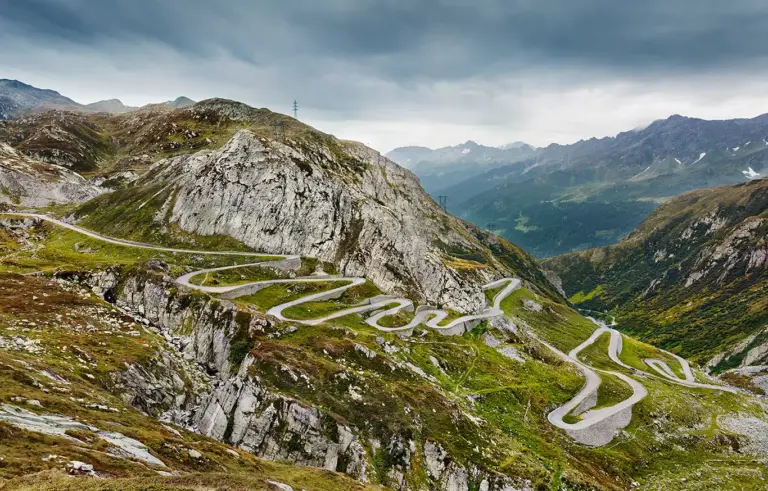 Kurvige Straße der alten Tremola Straße am St. Gotthardpass