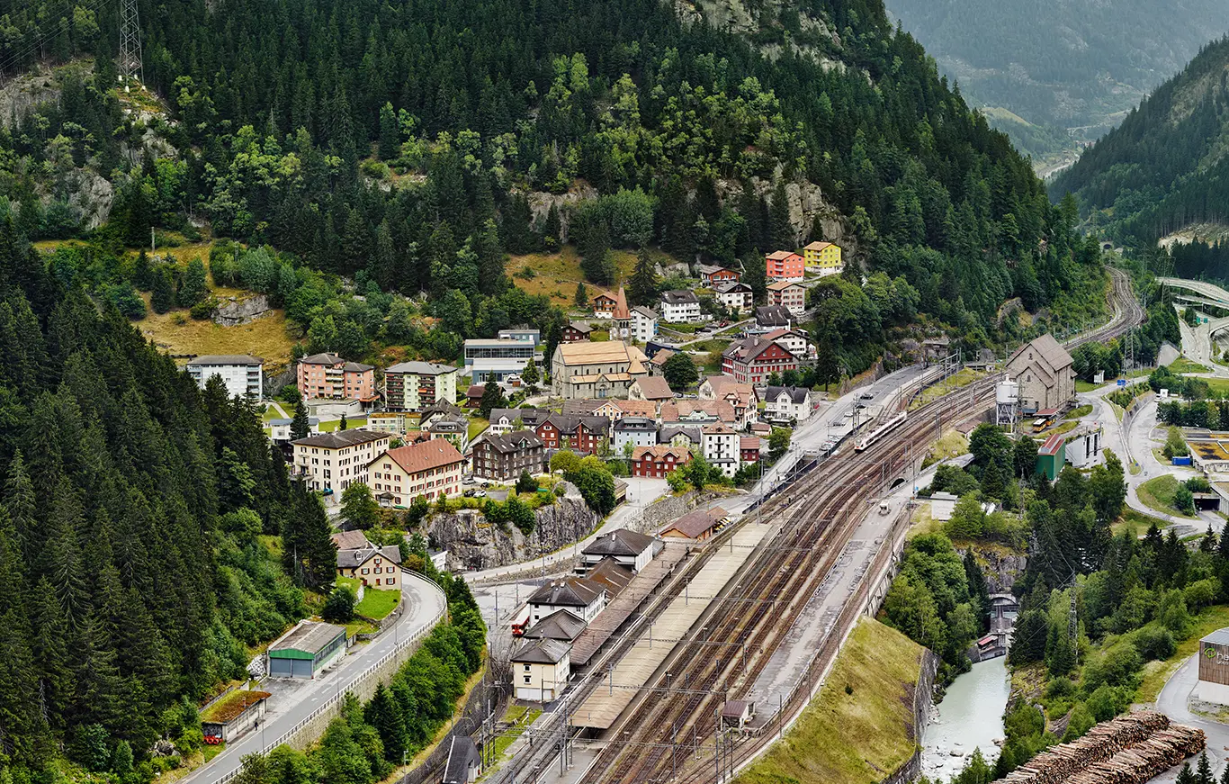 Blick auf den Bahnhof Göschenen am Ende der Gotthard-Nordrampe mit seinem weiten Gleisfeld kurz vor dem Rückbau der Gleise