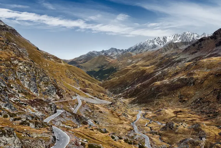 Passstraße der Nordrampe des Grossen Sankt Bernhard Alpenpass in herbstlicher Landschaft