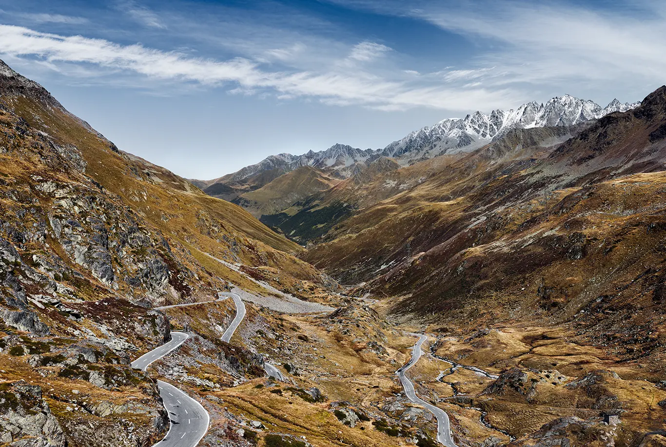 Passstraße der Nordrampe des Grossen Sankt Bernhard Alpenpass in herbstlicher Landschaft