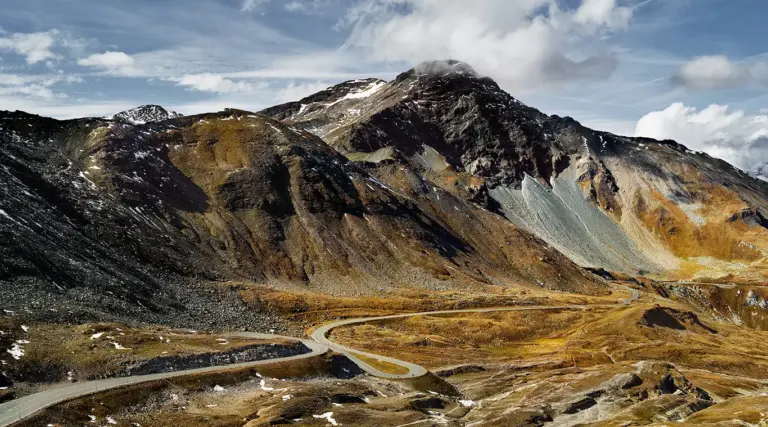 Großglockner Hochalpenstraße schmiegt sich unter dem 3018 Meter hohen Brennkogel ans Hochtor, jenen schmalen Durchschlupf durch den Tauernhauptkamm, der die höchste befahrbare Stelle Österreichs markiert