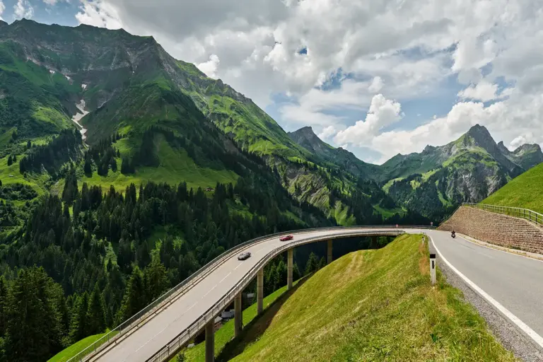 Brückenkehre - eine 180 Grad Haarnadelkurve als Brücke auf der Westrampe des Hochtannbergpass bei Schröcken
