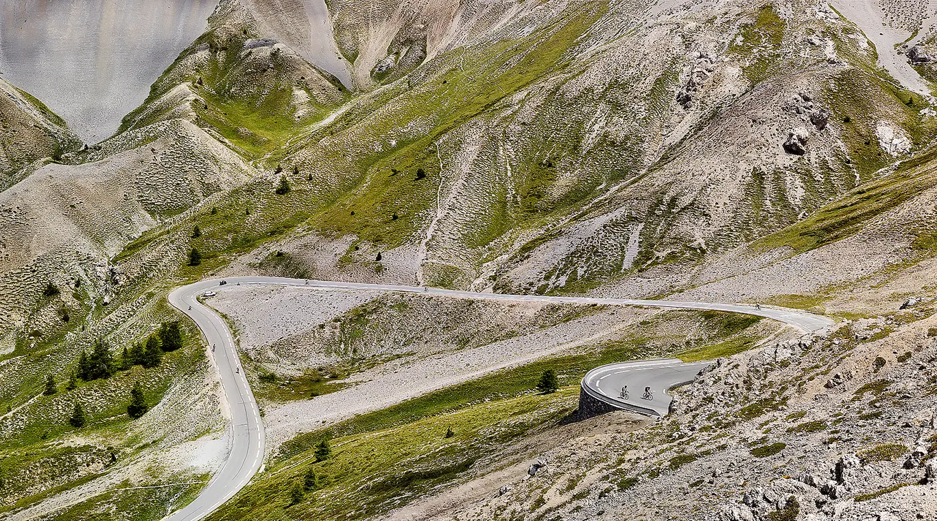 Rennradfahrer unterwegs auf der Straße der Nordrampe des Col de l'Izoard