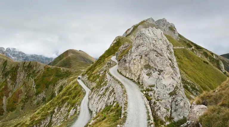 obere und untere Schotterpiste des Alpenpass Colle della Boaria an der ligurischen Grenzkammstraße
