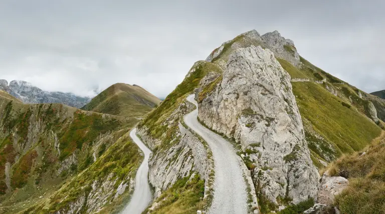 obere und untere Schotterpiste des Alpenpass Colle della Boaria an der ligurischen Grenzkammstraße
