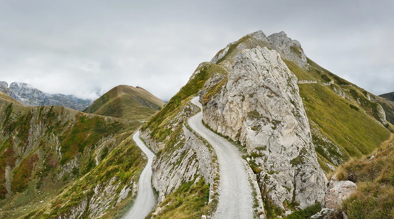 obere und untere Schotterpiste des Alpenpass Colle della Boaria an der ligurischen Grenzkammstraße
