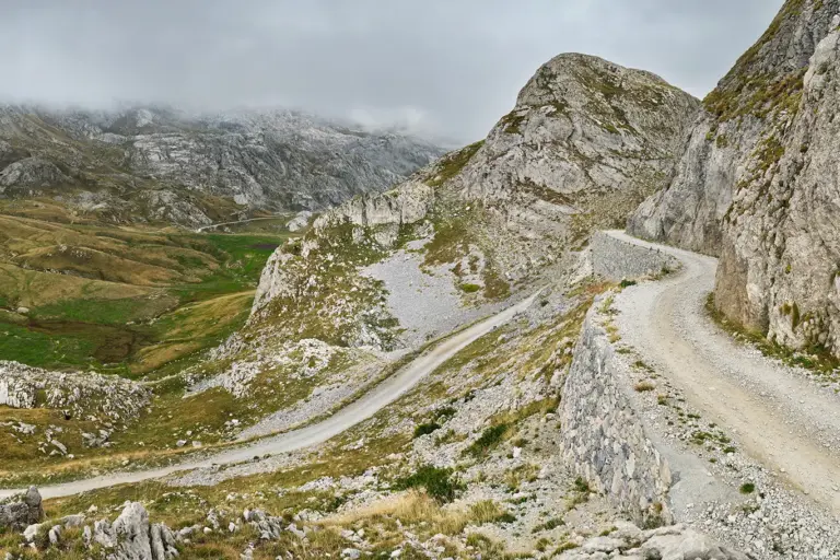 Schotterpiste am Pass Col de Malabergue an der Ligurischen Grenzkammstraße 