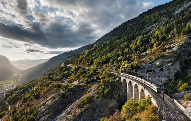 Regionalzug auf dem Luogelkin-Viadukt an der Südrampe der Lötschbergbahn und Blick ins Rhonetal