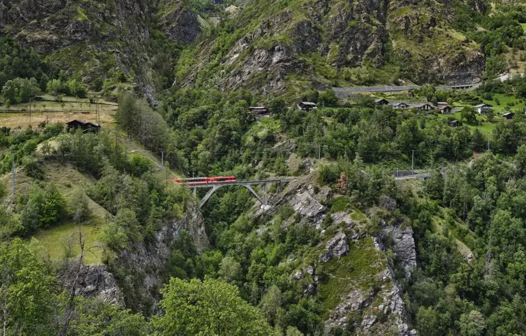 Regionalzug auf dem Mühlebachviadukt, ein Abschnitt der Glacier Express Strecke zwischen Kalpetran und Stalden.