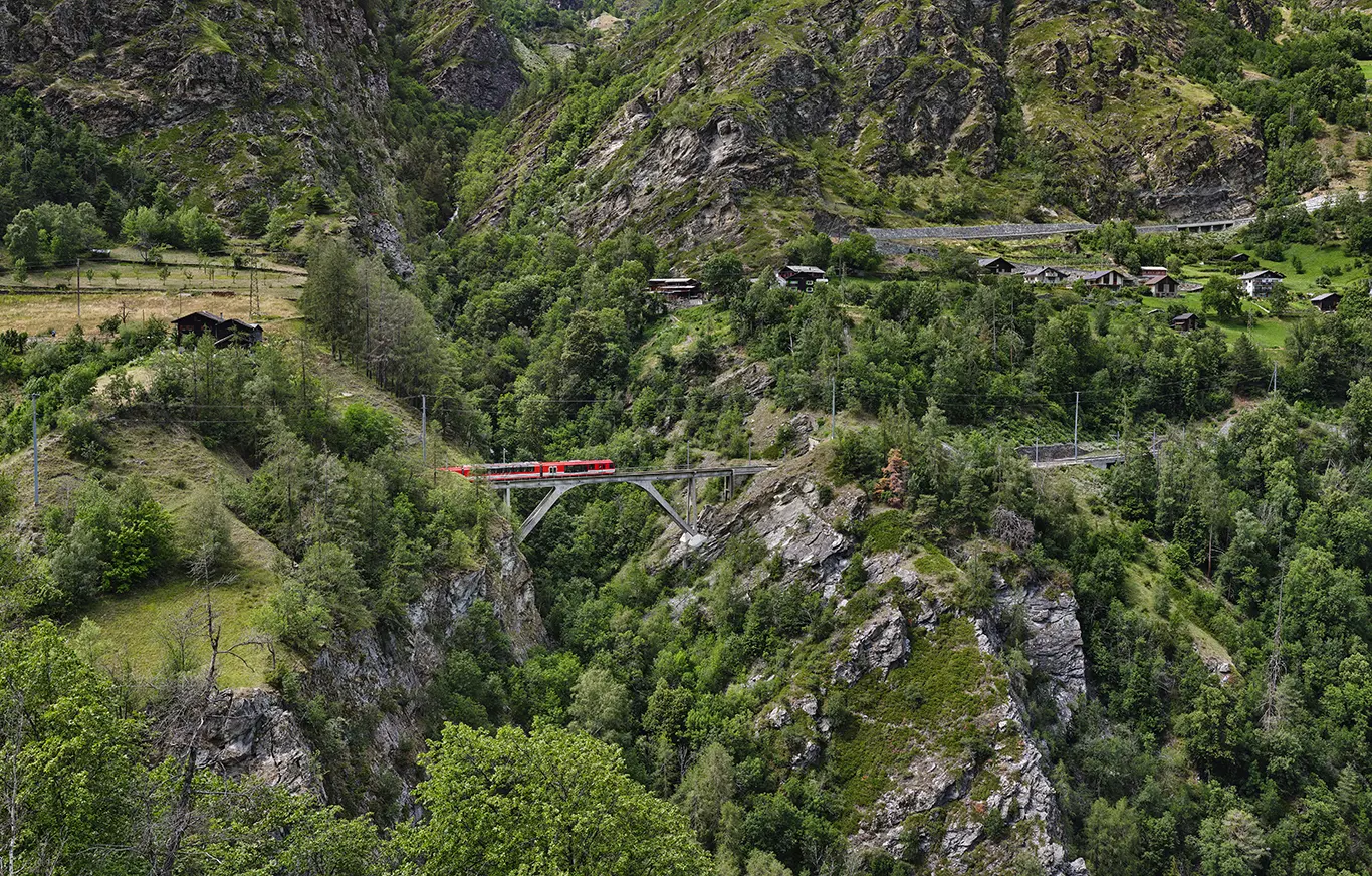 Regionalzug auf dem Mühlebachviadukt, ein Abschnitt der Glacier Express Strecke zwischen Kalpetran und Stalden.