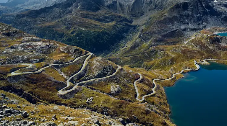 kurvenreiche Südrampe des Colle del Nivolet in den Grajischen Alpen. Die Auffahrt zum Nivolet gilt als eine der anspruchsvollsten Radstrecken Italiens, mit dem größten Höhenunterschied jeder asphaltierten Passstraße des Landes.