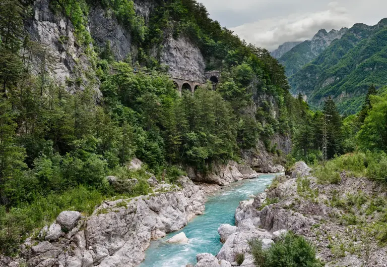 Blick hoch zur stillgelegten Trasse der Pontafelbahn oberhalb des Fella Fluss, heute Teil des Alpe-Adria-Radwegs