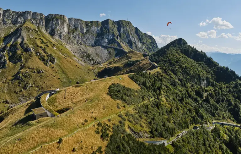 sehr gut erkennbar ist der Verlauf der Zahnradbahn auf den Rochers de Naye in den Waadtländer Voralpen