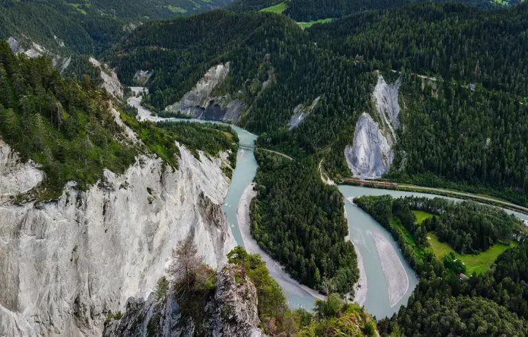 Schlucht des Vorderrhein, Bahnstrecke durch die Ruinaulta bei der Rheinschleife Chli Isla.
