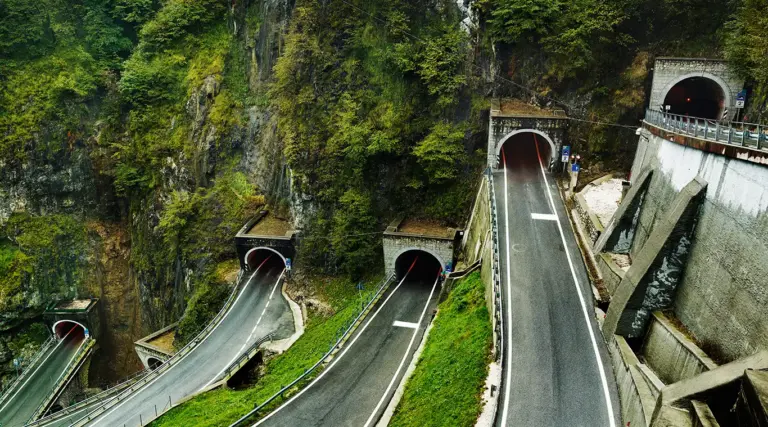 Fünf Tunnelportale, übereinandergestaffelt in den Fels gesprengt. Das obere Tal ist hier so eng, dass für die engen Kehren selbst kein Platz blieb – bis auf eine liegen sie alle im Fels, verbunden durch kurze, offene Rampen im Freien