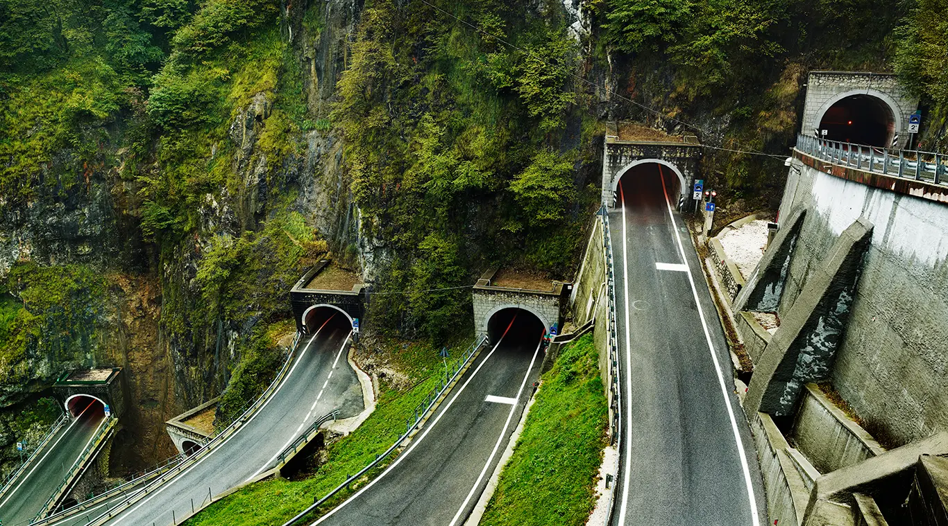 Fünf Tunnelportale, übereinandergestaffelt in den Fels gesprengt. Das obere Tal ist hier so eng, dass für die engen Kehren selbst kein Platz blieb – bis auf eine liegen sie alle im Fels, verbunden durch kurze, offene Rampen im Freien