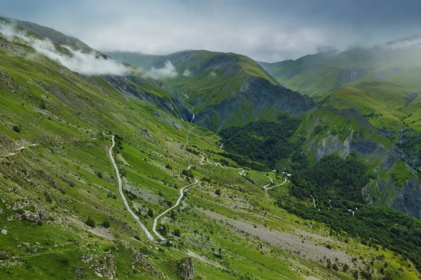Bergstraße der Nordrampe des Col de Sarenne im Oisans in den Dauphiné-Alpen führt durch eine einsame Gegend