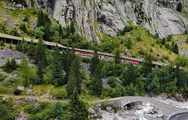 Zahnradbahn der Schöllenenbahn in einer Galerie hoch über der Häderlisbrücke
