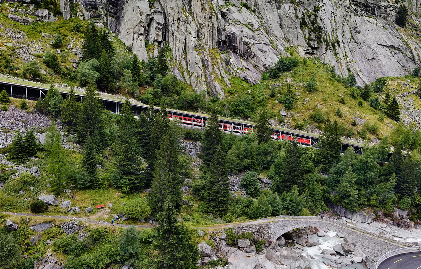 Zahnradbahn der Schöllenenbahn in einer Galerie hoch über der Häderlisbrücke