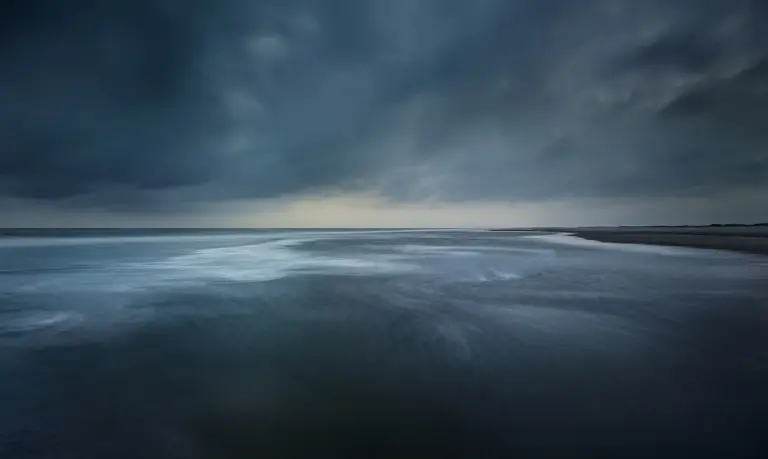 blaues Meer, dunkle Wolken, Ansicht der Nordsee am Nordstrand von Norderney