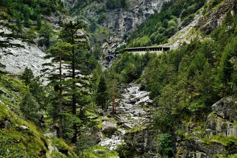 Wanderweg durch die Gondoschlocht, rechts die Schutzgalerien der Straße durch die Südrampe des Simplonpass