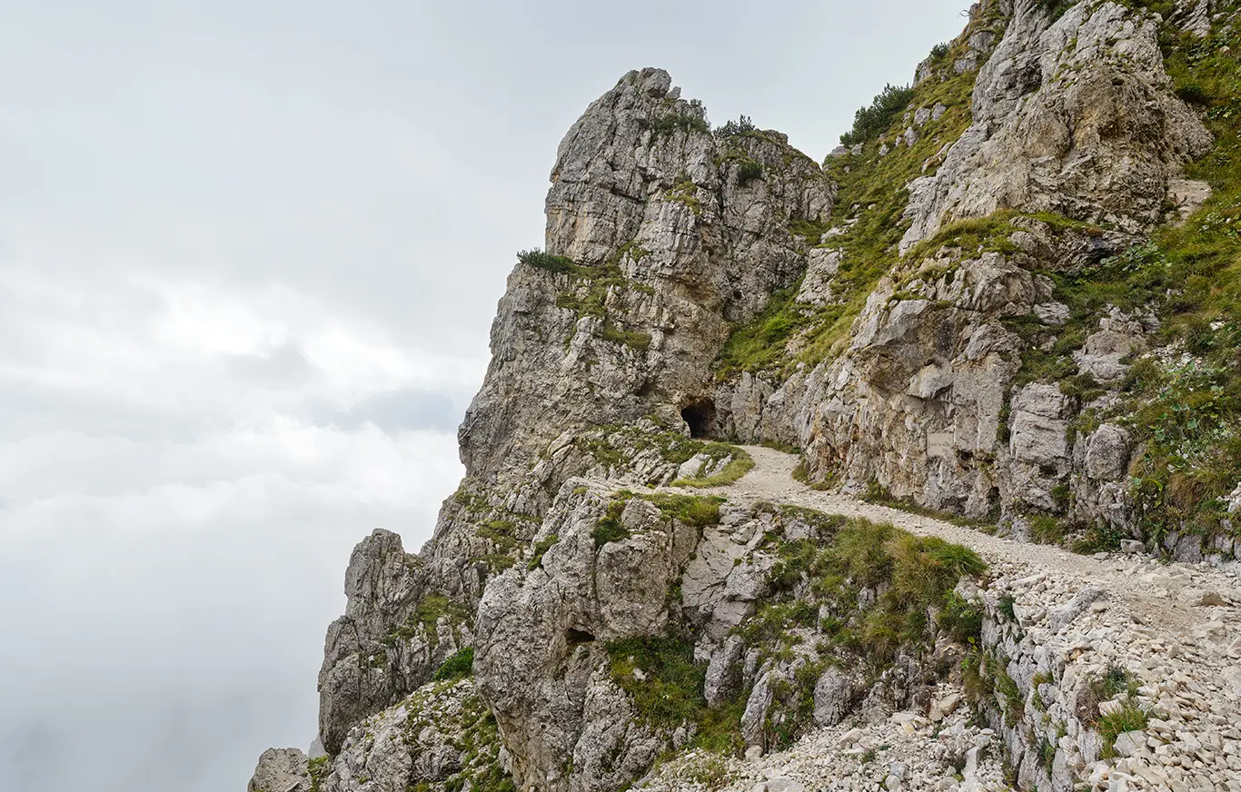 Weg der Strada delle 52 Gallerie schlängelt sich zum Tunneleingang Nr. 35