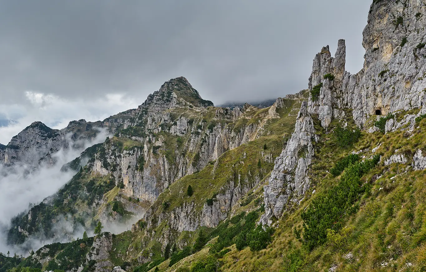 alte Militärstraße Strada delle 52 Gallerie, Weg durch die zerklüftete Berglandschaft unterhalb des Cimon del Soglio Rosso
