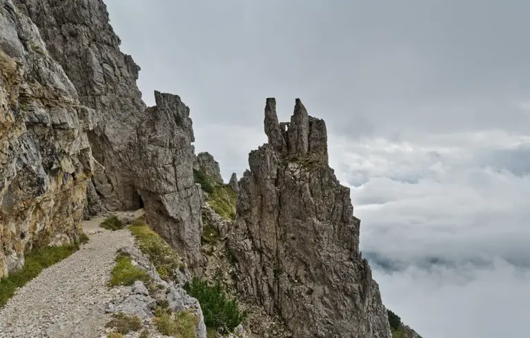 Weg über dem Wolkenmeer entlang am Fels zum Tunnel 38, Strada delle 52 Gallerie, eine Militärstraße aus dem Ersten Weltkrieg