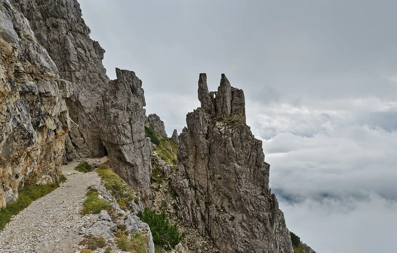 Weg über dem Wolkenmeer entlang am Fels zum Tunnel 38, Strada delle 52 Gallerie, eine Militärstraße aus dem Ersten Weltkrieg