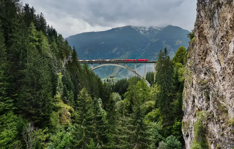 Güterzug unterwegs auf der Falkensteinbrücke auf der Südrampe der Tauernbahn bei Obervellach