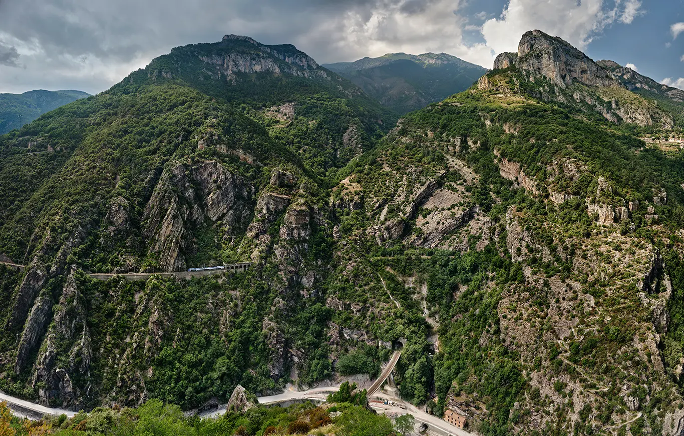 Ein "Train des Merveilles" auf dem Weg zum Berghe-Kreiskehrtunnel, dessen Portal sich unmittelbar vor dem Viaduc de Scarassoui befindet