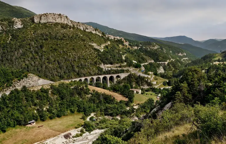 Ansicht der Bahnstrecke des Train des Pignes mit den beiden Viadukten Viaduc de Maouna und Viaduc de la Guillaumasse bei Méailles