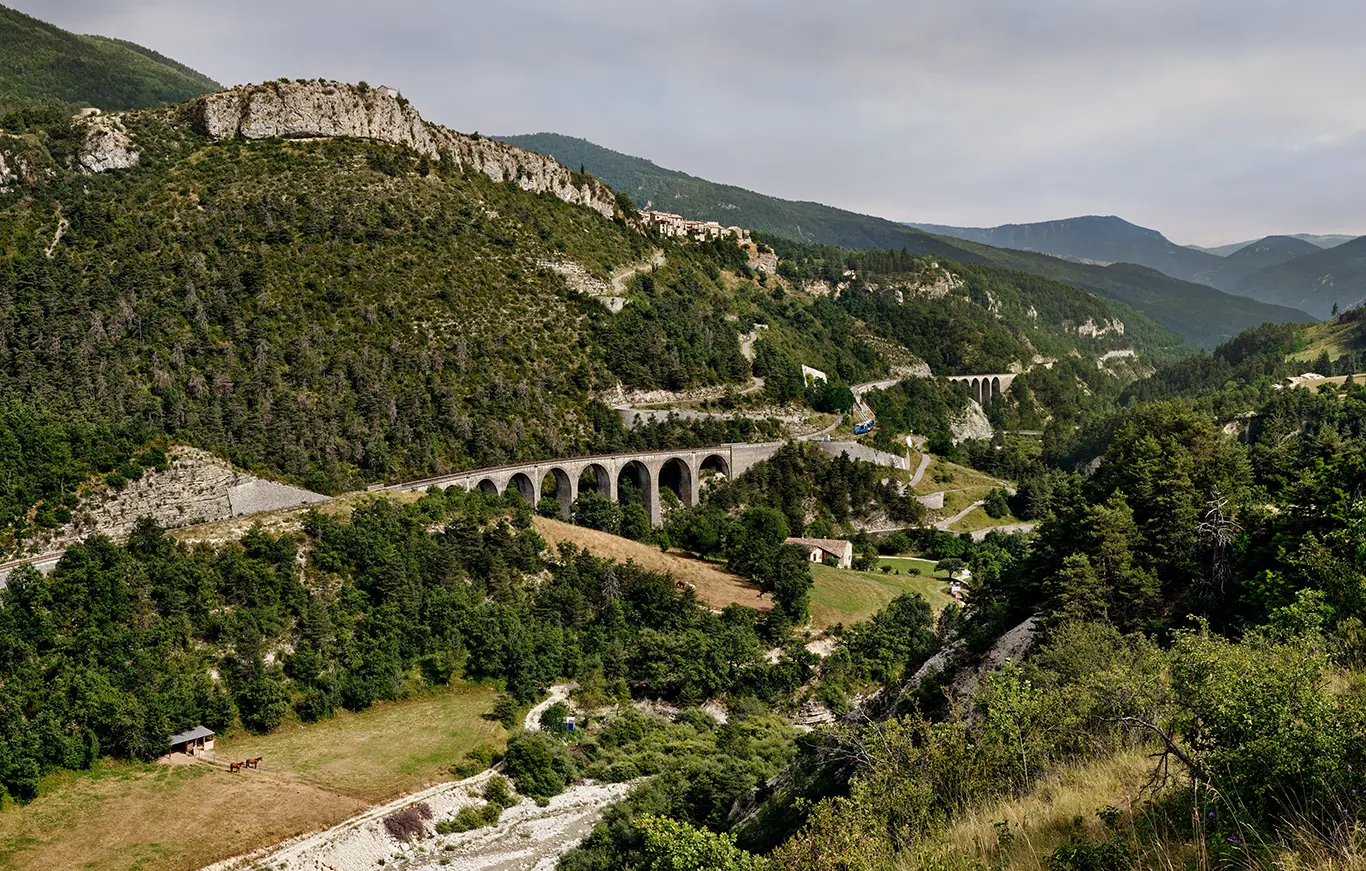 Ansicht der Bahnstrecke des Train des Pignes mit den beiden Viadukten Viaduc de Maouna und Viaduc de la Guillaumasse bei Méailles