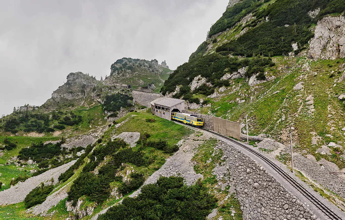 Triebwagen der Wendelsteinbahn Zahnradbahn an der Reindler Scharte, Blick zum Wendelsteinkircherl
